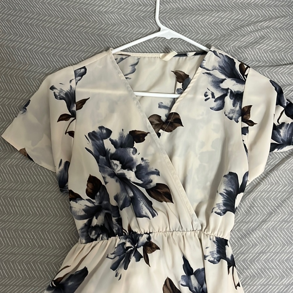 FLOWY HIGH-LOW DRESS CREAM COLOR WITH FLORAL PRINT